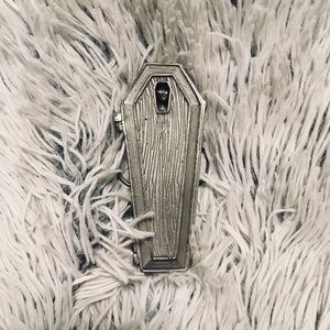 HeavyMentalBuckles . Com- Vampire chick in coffin